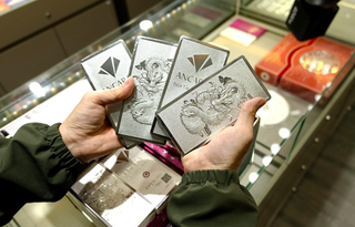 Giá bạc ngày 27/3: Thị trường hạ nhiệt, giá bạc trong nước giảm sâu Giá bạc ngày 27/3: Thị trường hạ nhiệt, giá bạc trong nước giảm sâu