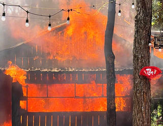 Cháy lớn tại Khu phố đêm Măng Đen, 4 gian hàng bị thiêu rụi