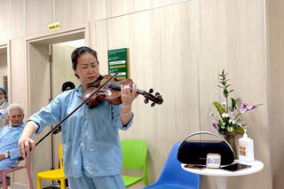 Tiếng đàn lay động trái tim từ giường bệnh cấp cứu