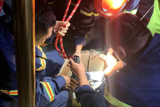 Cứu cô gái rơi xuống giếng sâu lúc rạng sáng 