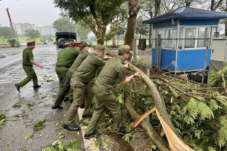Mưa, mưa đá kèm dông lốc sét làm 4 người tử vong, hàng nghìn ngôi nhà bị hư hỏng