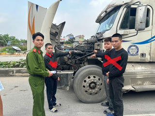 Khởi tố nhóm đối tượng trộm 'hộp đen' xe container để bán lấy tiền tiêu xài