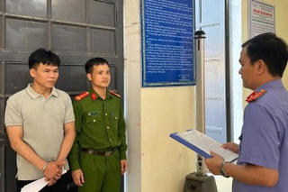 Truy bắt đối tượng mua bán ma túy lẩn trốn vào rừng sâu