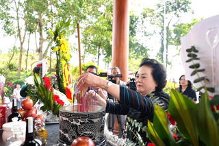 Phó Thủ tướng Phạm Thị Thanh Trà dâng hương tại Bến phà 2 Long Đại, tri ân các Anh hùng liệt sĩ