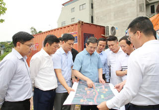 Chủ tịch tỉnh Bắc Ninh khảo sát thực địa để xem xét đầu tư một số dự án giao thông trên địa bàn tỉnh