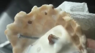 Ăn kem dính đinh, người phụ nữ được bồi thường 14 triệu USD
