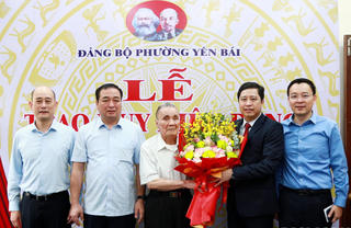 Lào Cai: Trao huy hiệu 80 năm tuổi Đảng cho Đảng viên 96 tuổi