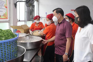 'Siết' kiểm tra bếp ăn tập thể sau vụ 300 tấn lợn bệnh bị 'tuồn' vào trường học ở Hà Nội