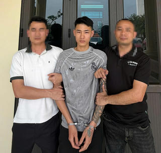 Bắt giữ 2 đối tượng kề dao vào cổ cướp tài sản của người phụ nữ