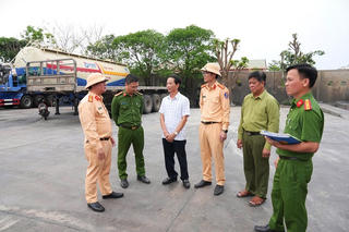 Siết chặt quản lý xe tải trọng lớn trên địa bàn tỉnh Quảng Trị