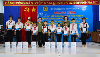 Phụ nữ Công an nhân dân tổ chức nhiều hoạt động đồng hành cùng phụ nữ biên cương