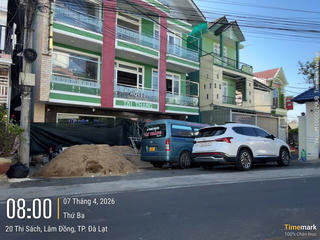 Lâm Đồng: Nhà đang ở bị tháo cửa, đổ vật liệu trước cửa