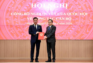 Trao Nghị quyết của Quốc hội về bầu Tổng Kiểm toán nhà nước đối với ông Nguyễn Hữu Nghĩa