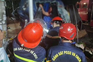 Cảnh sát PCCC và CNCH Hải Phòng cứu nạn thành công 2 người mắc kẹt trong ô tô tải