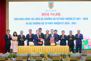 Bàn giao công tác giữa Bộ trưởng Bộ Tư pháp nhiệm kỳ 2021-2026 và Bộ trưởng nhiệm kỳ 2026-2031