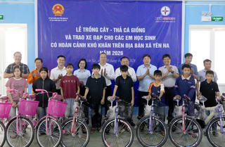 Công ty Thủy điện Bản Vẽ tổ chức trồng cây, thả cá giống và tặng quà cho học sinh xã Yên Na