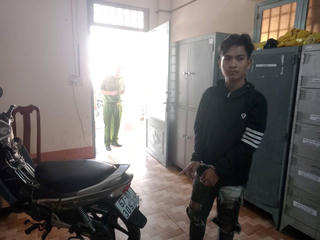 Mang tang vật đi đầu thú sau khi đã trộm của chủ nhà trọ