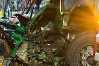 Lâm Đồng: Taxi chở 3 người va chạm xe tải, tài xế tử vong