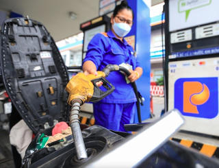 Giá xăng dầu tiếp tục giảm mạnh, có loại giảm gần 10.000 đồng/lít