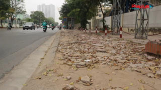 Vỉa hè nát bươm đánh đố người đi bộ