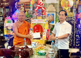 Lãnh đạo tỉnh Cà Mau thăm, chúc Tết Chôl Chnăm Thmây đồng bào Khmer xã Hưng Hội