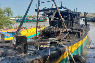 Cháy ghe đánh cá đang neo đậu ven sông ở Đồng Tháp