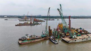 Giá vật liệu biến động mạnh: Khoảng trống trong công bố giá và điều chỉnh hợp đồng