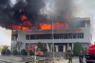 Cháy lớn nhà 3 tầng trưng bày đồ gỗ ở Hà Tĩnh