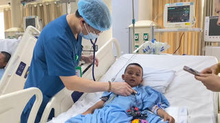 Cứu sống bé trai 5 tuổi đa chấn thương nặng trong vụ tai nạn xe trên Tam Đảo