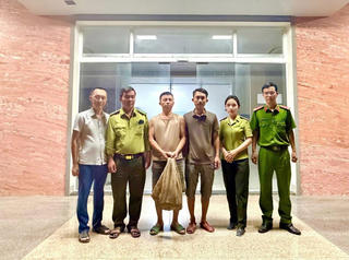 Người dân ở Quảng Trị tự giao nộp 2 cá thể tê tê 