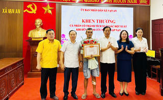 Khen thưởng người đàn ông lao mình xuống sông Lam cứu hai mẹ con trong đêm