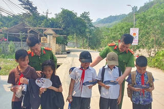 Những chiếc quạt tay trở thành ‘kênh tuyên truyền pháp luật’ ở vùng biên Quảng Trị