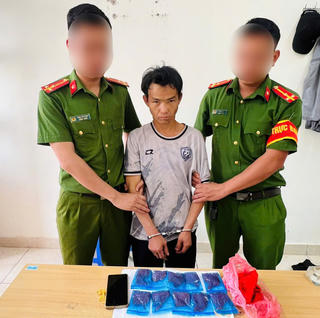 Bắt quả tang đối tượng mua bán trái phép 2.000 viên ma túy tổng hợp