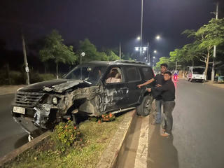 Hai đối tượng trộm ô tô rồi leo lên cây lẩn trốn