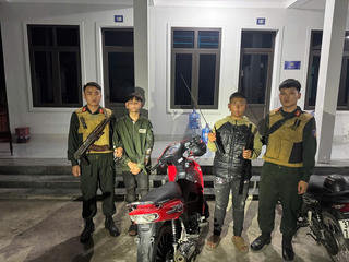 Mang hung khí, ma túy trong đêm, 10 đối tượng ‘đụng’ cảnh sát tuần tra