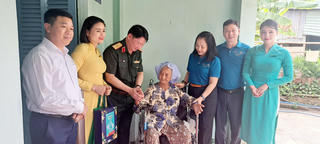 Nghĩa tình trong những ngày tháng Tư lịch sử