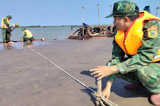 BĐBP Vĩnh Long phát hiện phương tiện vận chuyển hơn 1.400m³ cát không rõ nguồn gốc