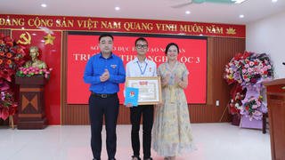 Trao và truy tặng Huy hiệu “Tuổi trẻ dũng cảm” cho hai bạn trẻ cứu người giữa sóng dữ