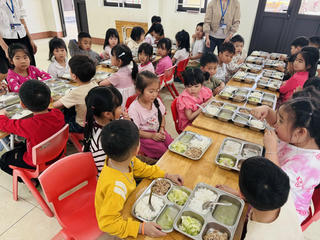 Lào Cai: Bảo đảm chất lượng bữa ăn bán trú tại Trường Mầm non Ô Quý Hồ