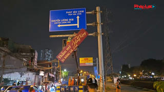 Hà Nội: Tháo dỡ biển quảng cáo “ăn theo” biển báo giao thông trên đường Tam Trinh