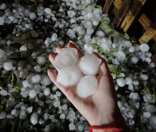  Mưa đá kèm giông lốc trong đêm gây sập nhà sàn, 4 người bị thương ở Lào Cai