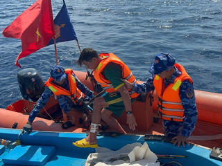 Cảnh sát biển kịp thời cứu chữa một ngư dân đặc khu Phú Quý bị thương nặng