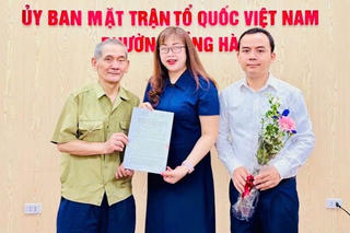 Phường Hồng Hà (Hà Nội) trao quyết định giao đất tái định cư hai dự án cầu Tứ Liên và Trần Hưng Đạo