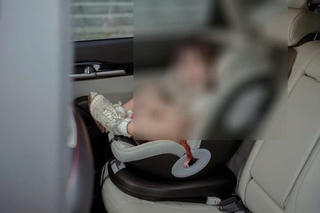 Bé gái 2 tuổi tử vong sau hơn 5 tiếng bị bố bỏ quên trên ôtô