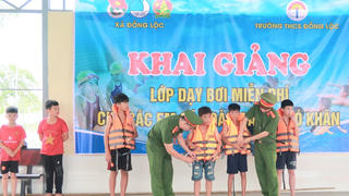 Mở lớp dạy bơi miễn phí cho học sinh khó khăn