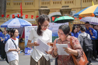 Thi tuyển sinh vào lớp 10: Muốn con 'chắc suất' công lập, cha mẹ lựa chọn phương án an toàn