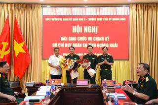 Quân khu 5: Bàn giao chức vụ Chính ủy Bộ CHQS tỉnh Quảng Ngãi