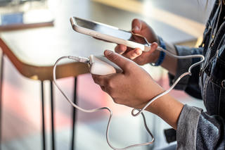 Nhật Bản cấm dùng pin sạc dự phòng trên máy bay 