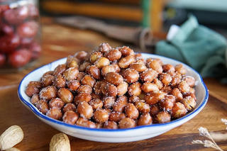 Vì sao nhiều nhà hàng Việt phục vụ lạc rang trước khi lên đồ ăn?