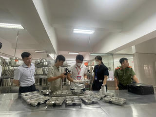 Siết chặt an toàn thực phẩm học đường: Đột xuất kiểm tra bếp ăn Trường THCS Nghĩa Tân từ rạng sáng 